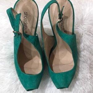 Platform peep toe shoes